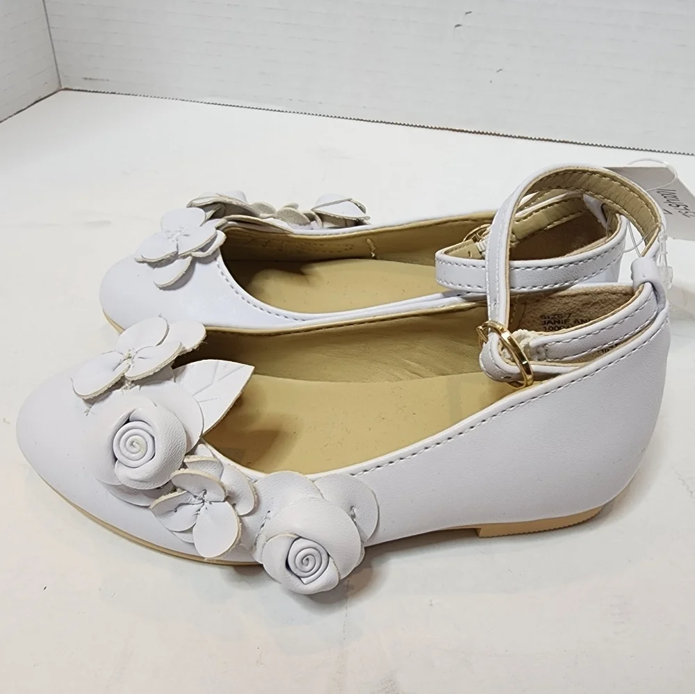 NWT Janie and Jack White almond toe flower ballet flats. Kids‎ size 7.